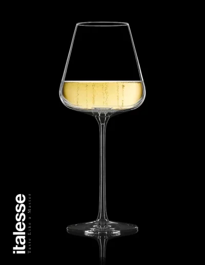 Produktbild - Italesse Etoile Sparkle Xtreme kristallines Glas, Art. 3055 480cc. Erhältlich bei Spontano. Gefülltes Glas mit schwarzem Hintergrund.