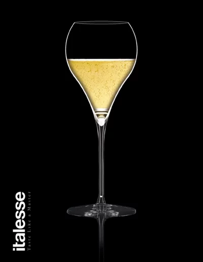 Produktbild - Italesse Grand Balloon Flute Glas, Art. 3036 380cc. Erhältlich bei Spontano. Gefülltes Glas mit schwarzem Hintergrund.