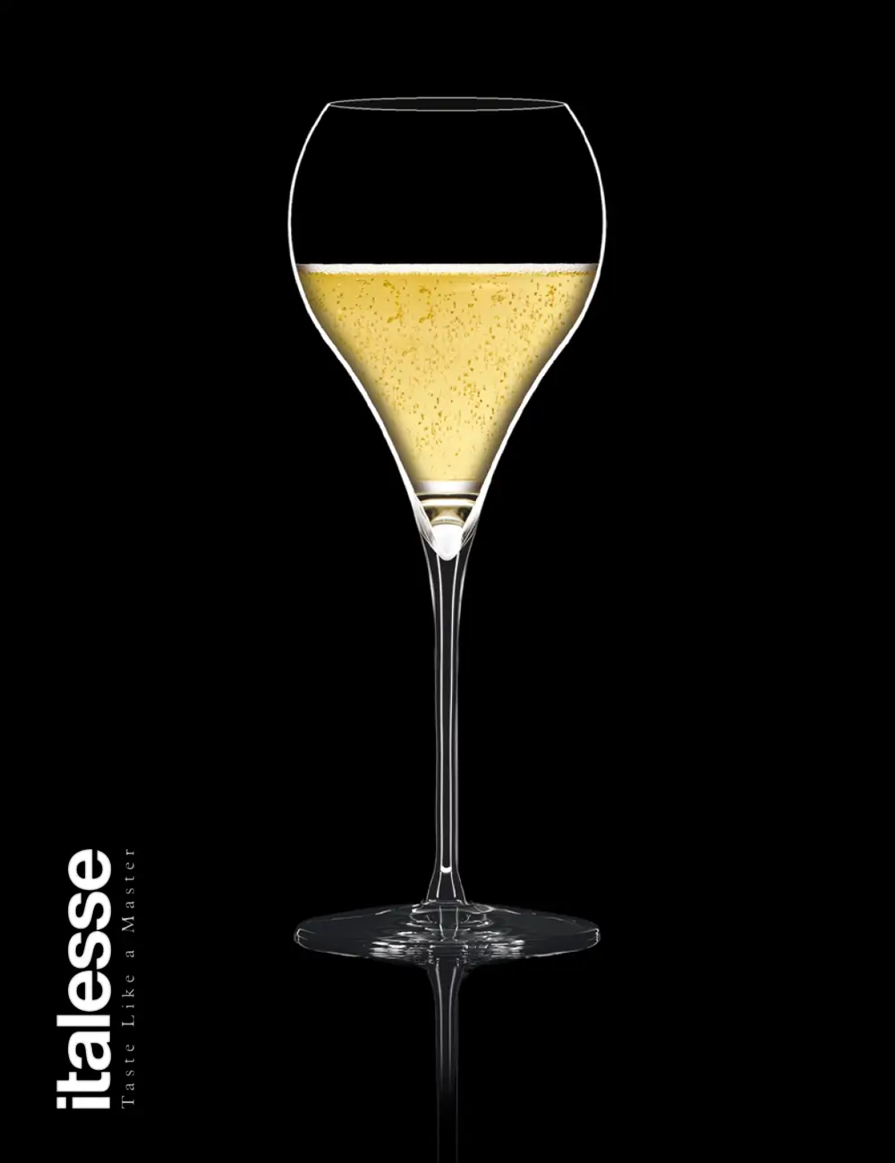 Produktbild - Italesse Grand Balloon Flute Glas, Art. 3036 380cc. Erhältlich bei Spontano. Gefülltes Glas mit schwarzem Hintergrund.