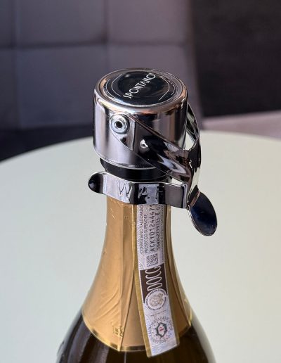 Professioneller Schaumwein-Verschluss Stopper Stöpsel Spontano schwarz von WAF, mit einer Flasche Conegliano Valdobbiadene Prosecco Superiore DOCG