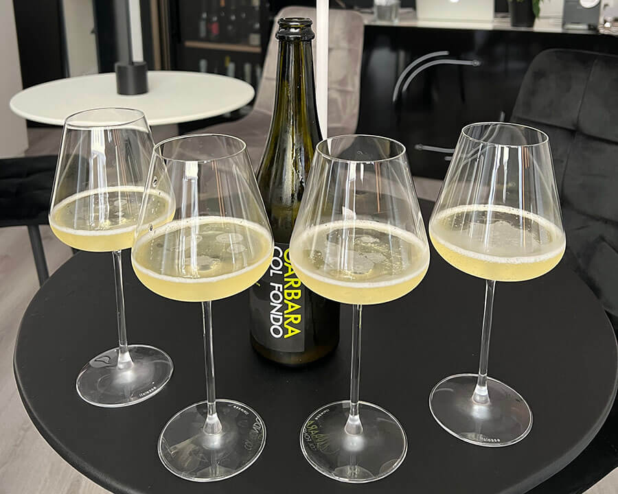 Blog Bild - Was ist Col Fondo oder Sui Lieviti - Garbara Vino Frizzante Col Fondo mit 4 Etoile Sparkle Gläser